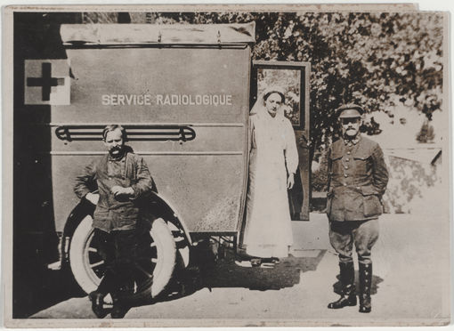 Irène Curie, voiture du service radiologique en 1916