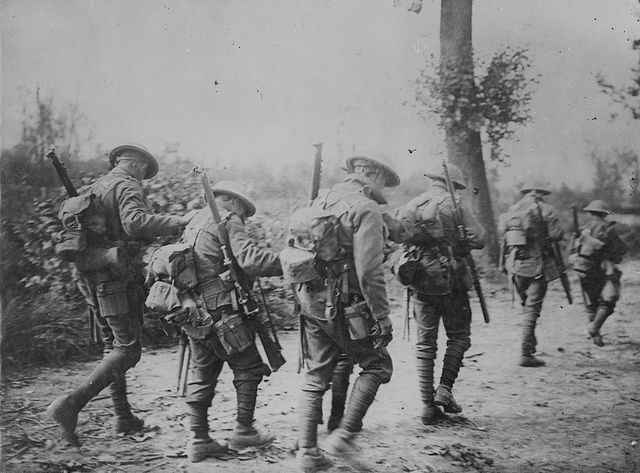 Troupes britanniques marchant vers Arras en 1917